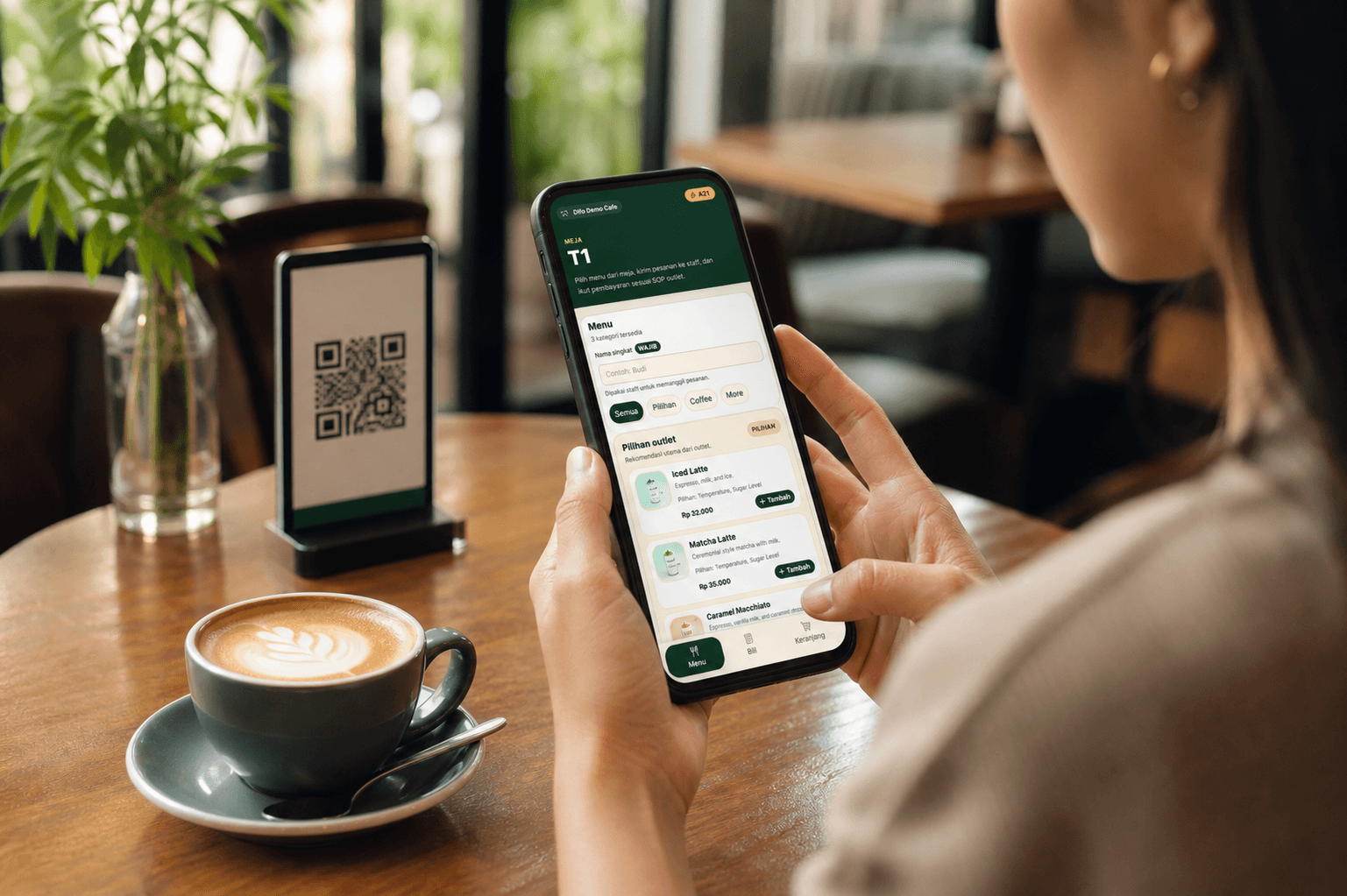 Tamu cafe memesan dari QR menu DiFom lewat handphone